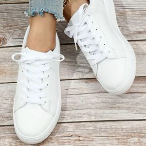 White sneakers EUC size 8